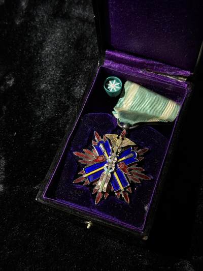 戎马世界章牌大赏第110期 - 功五级金鸱章，带盒，珐琅有损，盒子连接处有点破损