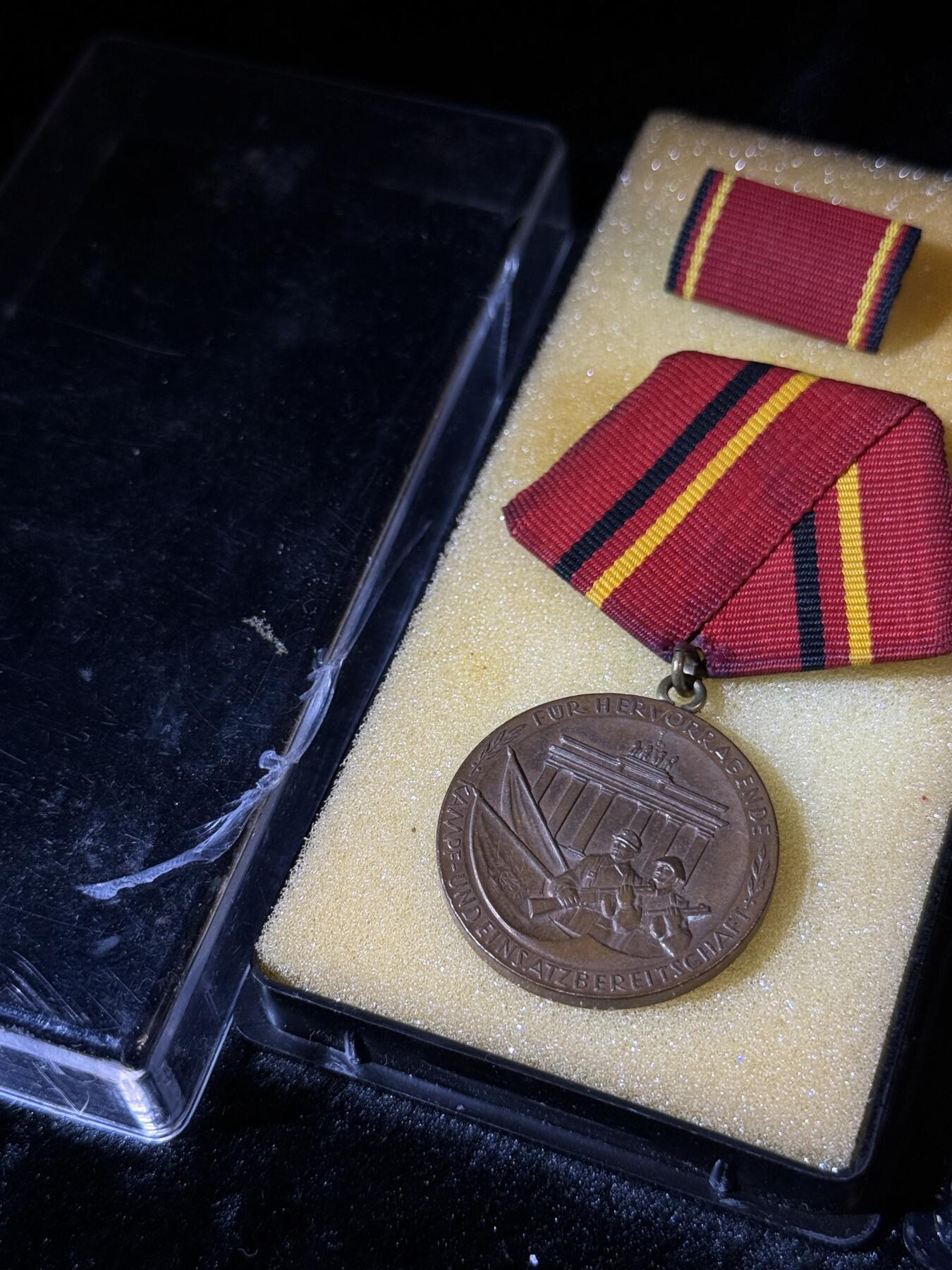 戎马世界章牌大赏第110期 东德奖章一组