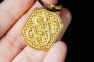 上海都达杂项专场八（全场包邮）   天然镀金珐琅彩嵌和田玉蛋面王妃方牌挂件 附鉴定证书87-345