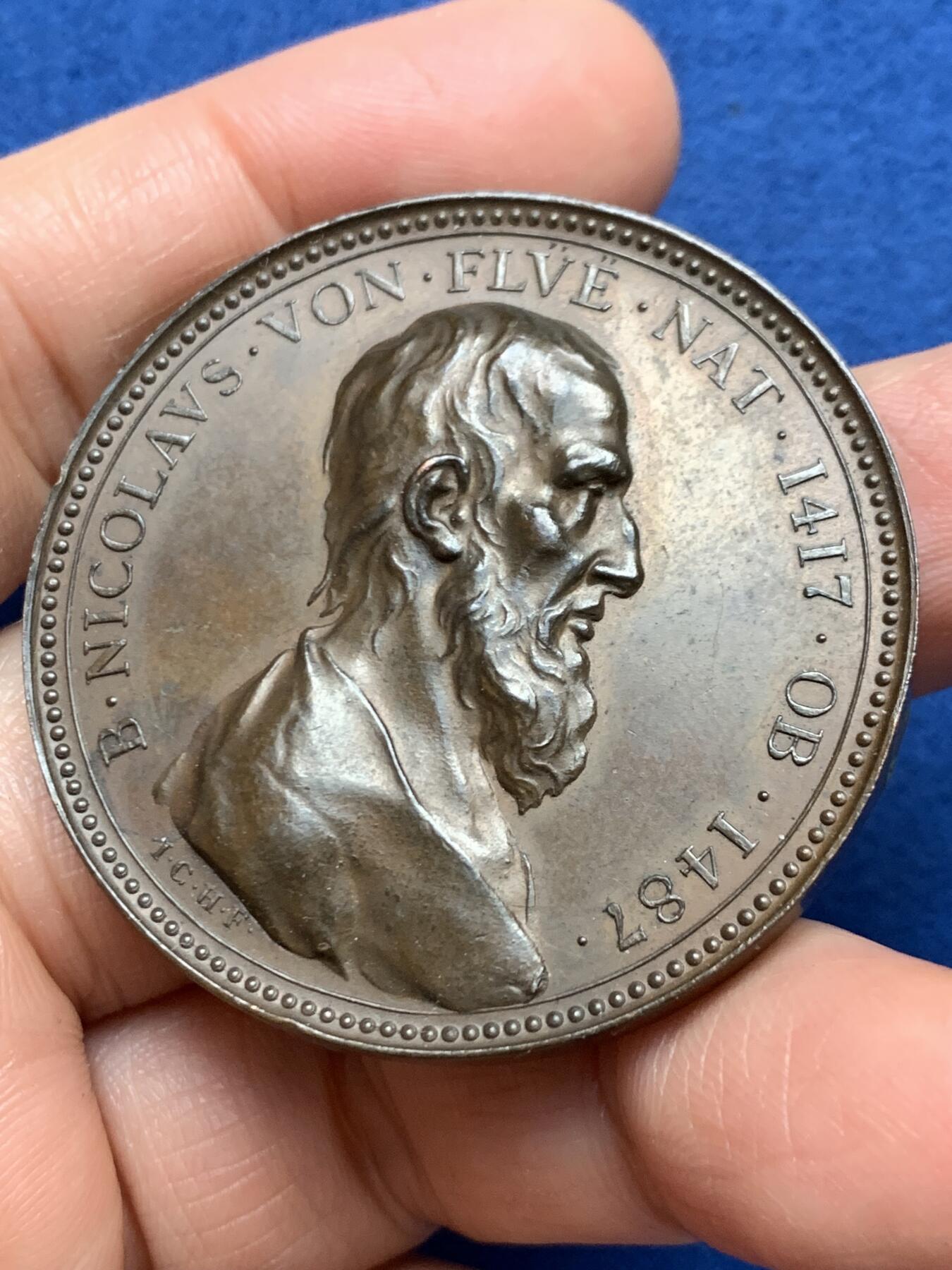 《竞宝斋》第461场 周日，周一，2场连拍 （全场包邮）欢迎送拍 尼古拉·德·弗莱逝世四百周年(1487年至1887年)纪念章，他以其智慧和调解能力著称，曾成功调解了瑞士各州之间的冲突，被誉为“瑞士的和平缔造者”。37.3克，44.5mm