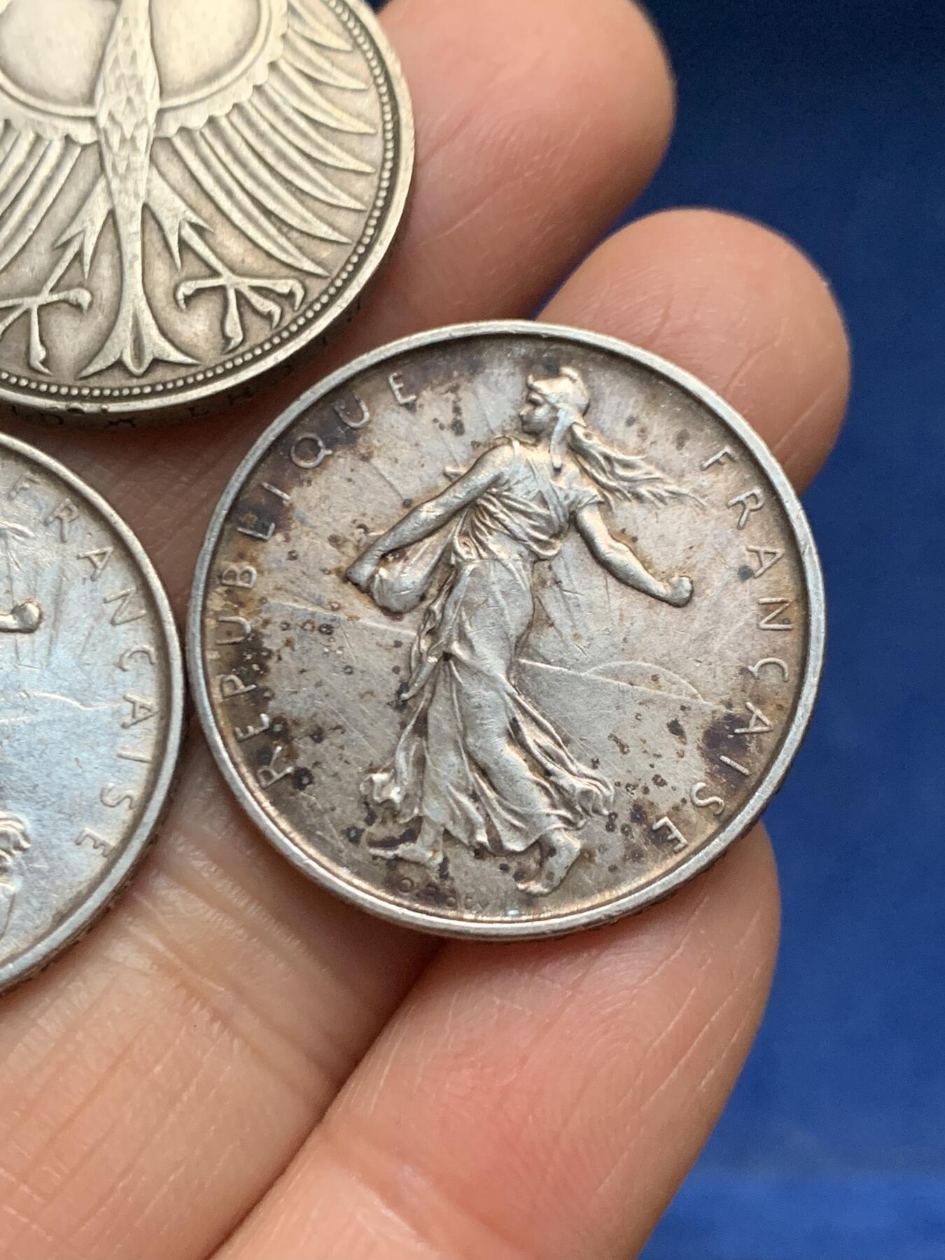 《竞宝斋》第461场 周日，周一，2场连拍 （全场包邮）欢迎送拍 三枚一组 法国播种5法郎（835银 12克/枚）2枚+1951年德国5马克（625银 11克）1枚