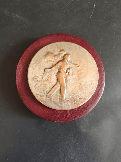 老王徽章第179期 - 法国库洛米耶区农业协会镀银大铜章     带盒子    直径50mm    重量48.9g