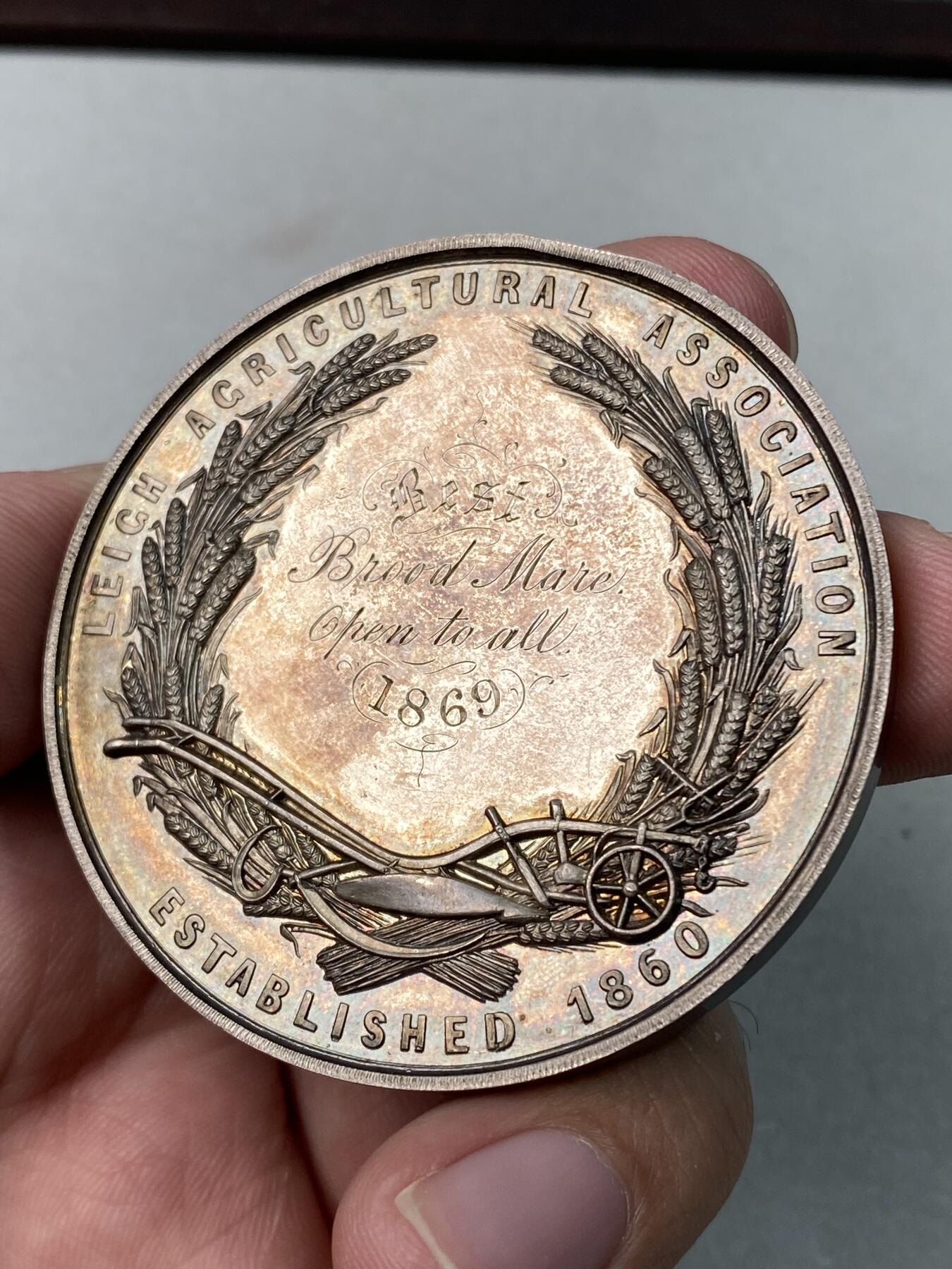 万国钱币拍卖第059期 1869英国农业协会畜牧大银章 高浮雕五彩大规格 边缘磕碰 61g 53mm