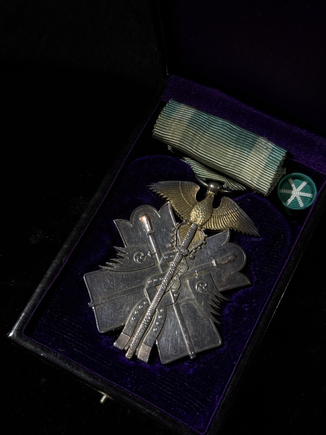 戎马世界章牌大赏第110期 功七级金鸱章，盒子为六级