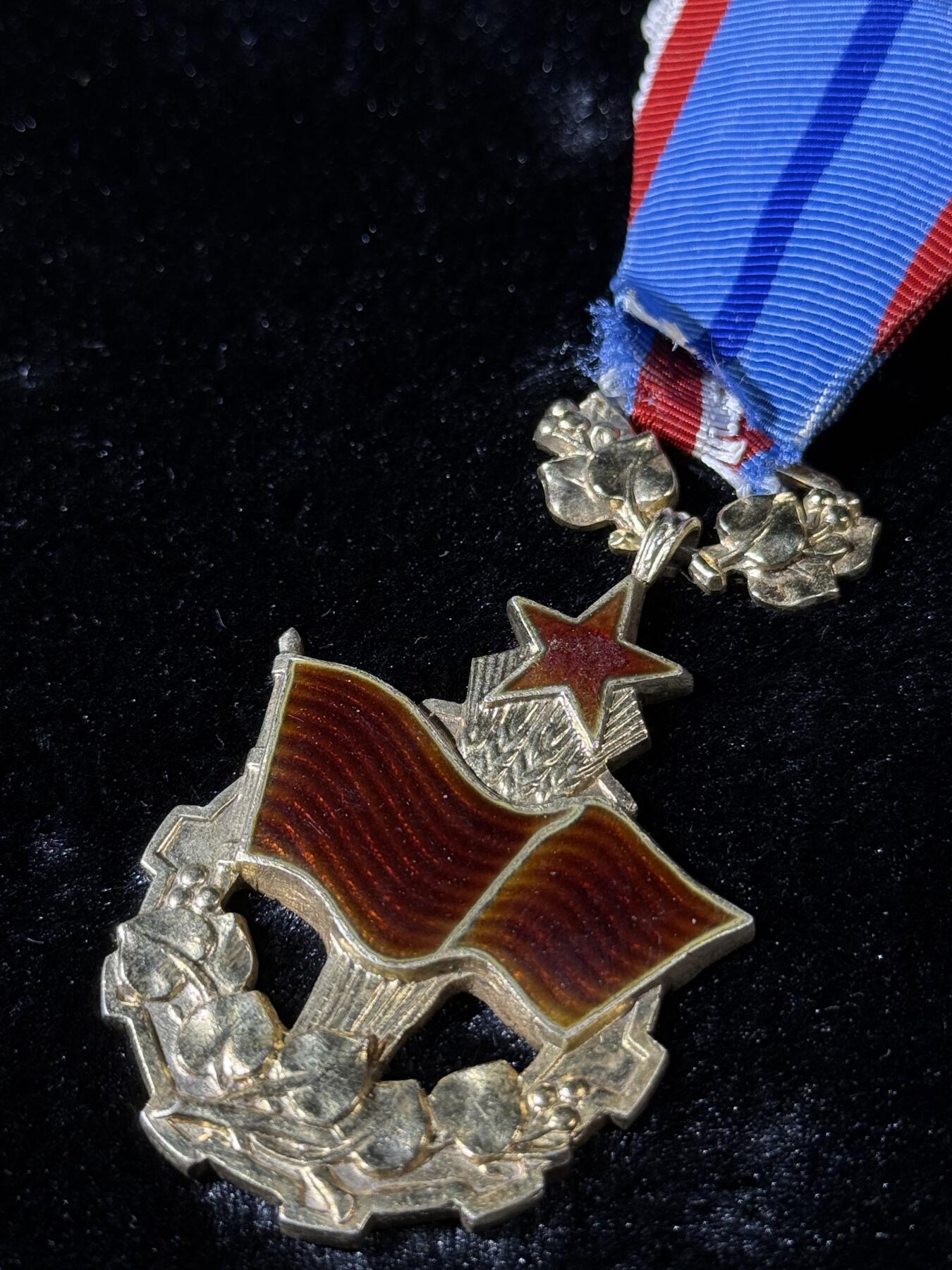 戎马世界章牌大赏第110期 捷克斯洛伐克劳动红旗勋章，银制，非常厚重，45g左右，第一版皇冠狮子版，号段1598