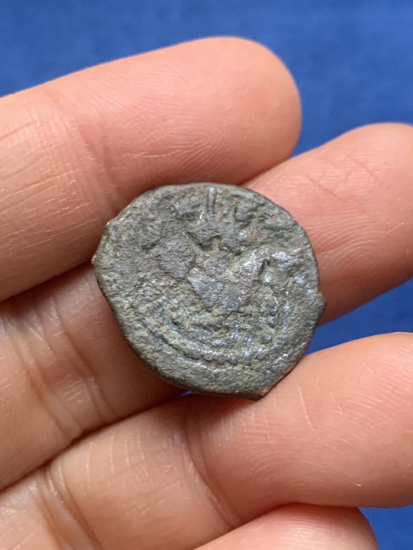 《竞宝斋》第461场 周日，周一，2场连拍 （全场包邮）欢迎送拍 十字军东征时期罗姆苏丹国铜币，1192-1198年凯霍斯鲁一世打制，经典塞尔柱骑士骑马图案！罗姆苏丹国在十字军东征时期敌后袭扰，周旋图存，扮演了抵抗者、干扰者和生存者的多重角色。此枚法鲁斯铜币正是这段历史的“见证者”，包浆浑厚，打制较同类规整，图案铭文清晰。