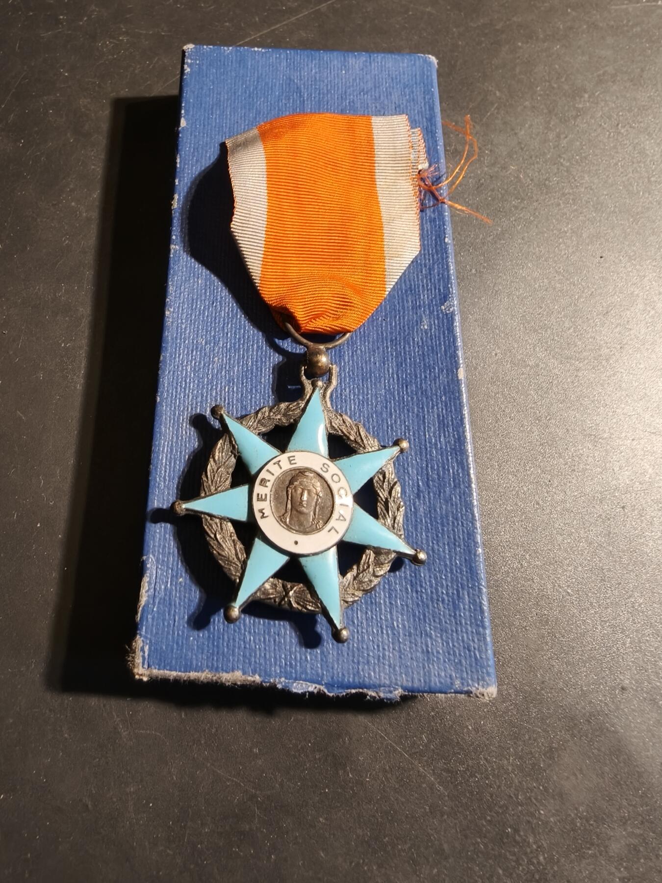 老王徽章第179期 法国骑士级社会功绩勋章     带纸盒