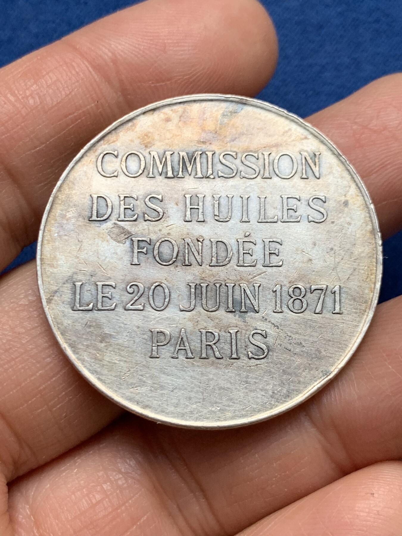 《竞宝斋》第461场 周日，周一，2场连拍 （全场包邮）欢迎送拍 法国1871年巴黎油业委员会纪念银章，半裸女神手持蛇杖坐在油桶上，丰饶角AR，24.5克，37.5mm