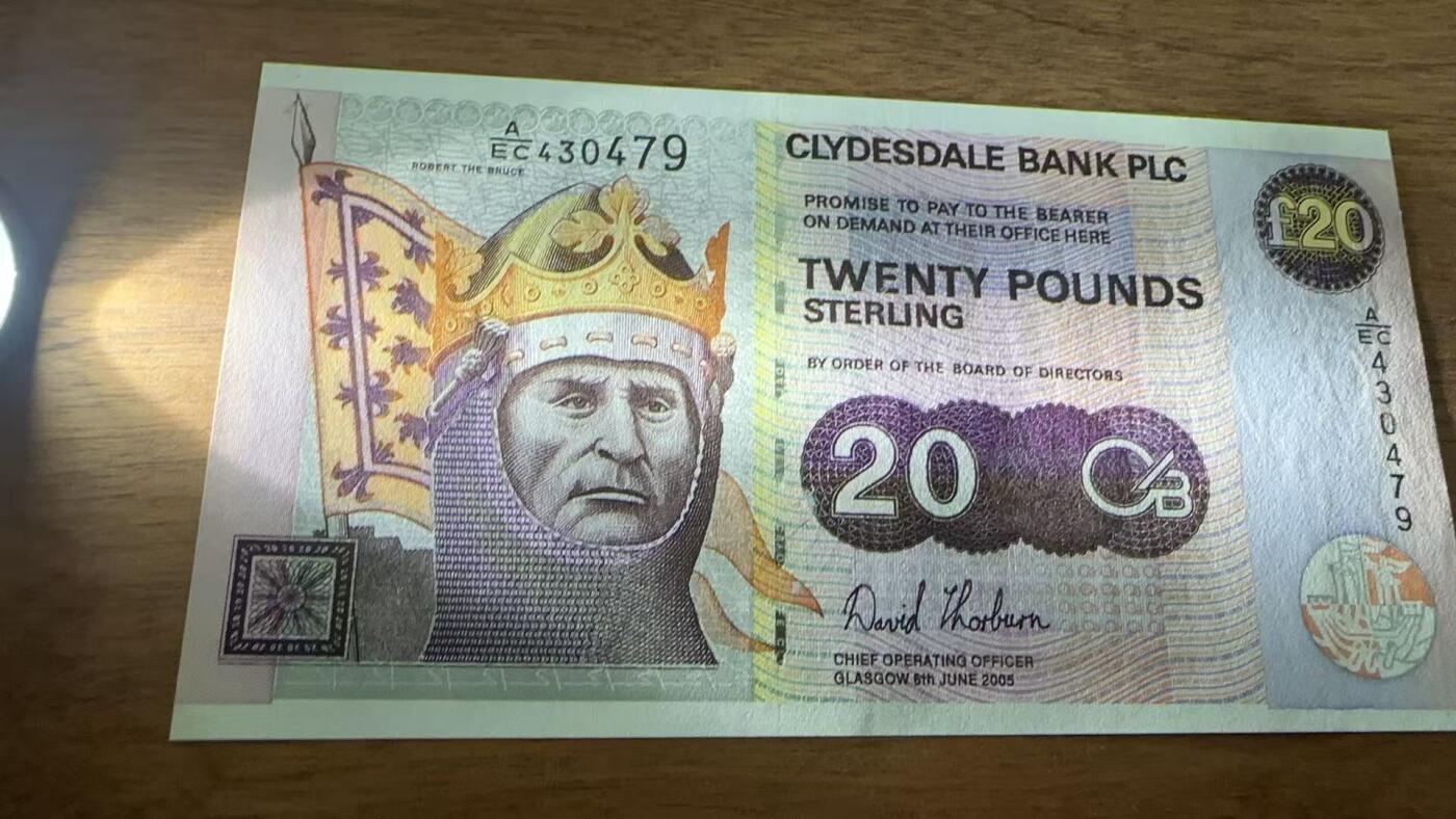 徐霞客拍卖首拍 苏格兰/克莱斯勒戴尔银行	P-229f 2005年20镑	au	A/EC 430479	票面人物是领导苏格兰赢得14世纪独立战争的民族英雄罗伯特·布鲁斯，这是克莱兹戴尔银行2005年为纪念新交易所启用发行的20英镑流通纪念钞，作为苏格兰发钞银行的首版签名藏品，其独特的历史设计与稀缺性兼具文化价值与升值潜力。