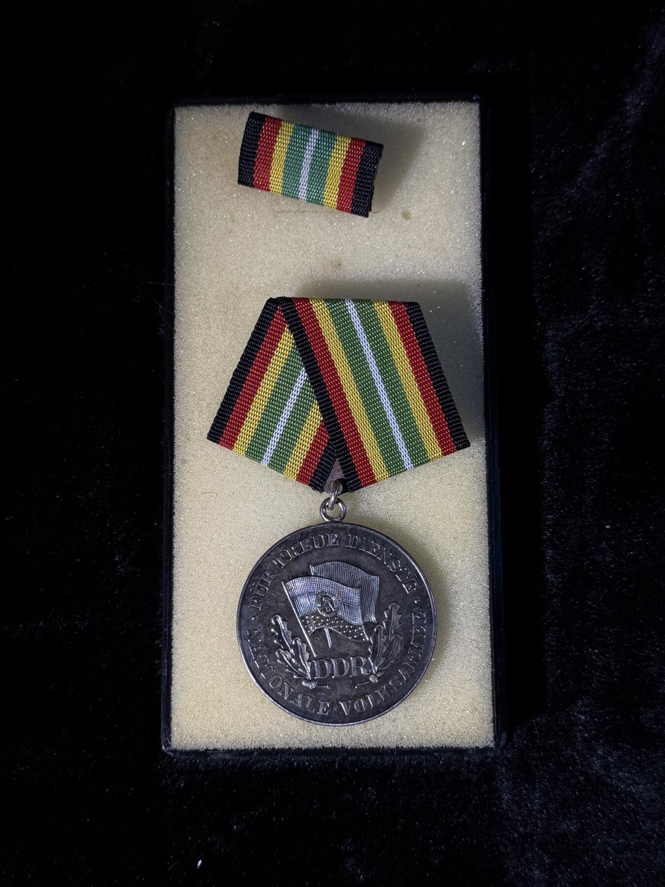 戎马世界章牌大赏第110期 东德人民军银级服役奖章，银制，少见