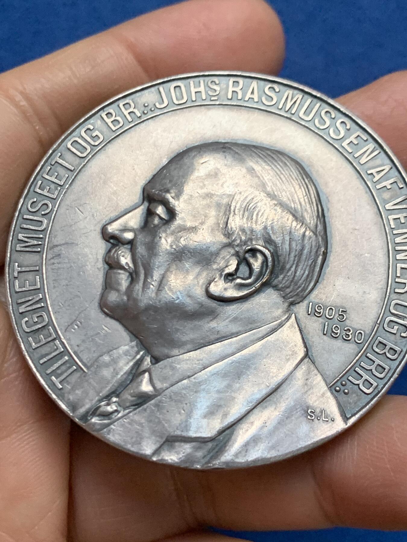 《竞宝斋》第461场 周日，周一，2场连拍 （全场包邮）欢迎送拍 丹麦共济会大银章 9号 限量发行 87.7克 53.7mm