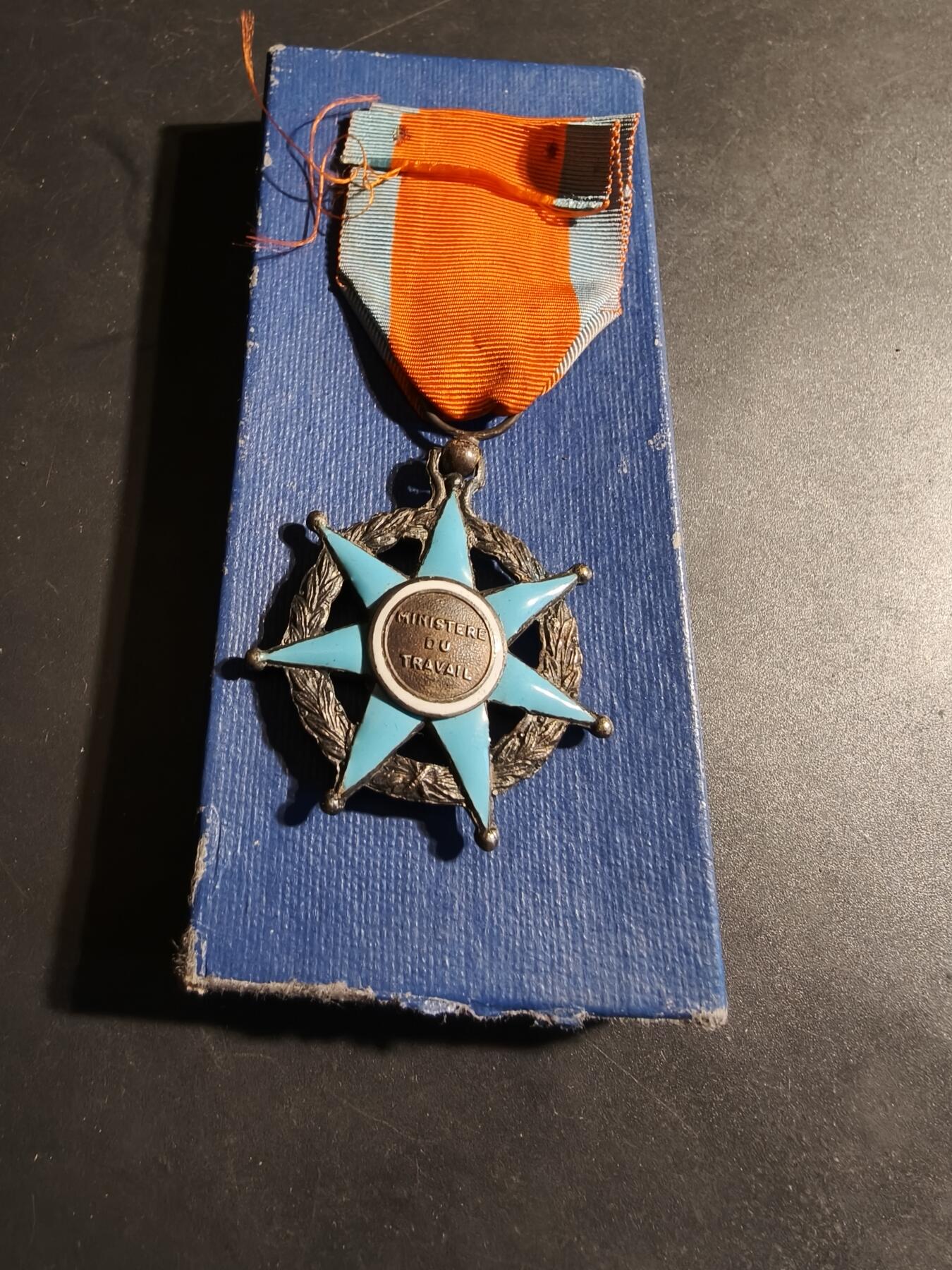 老王徽章第179期 法国骑士级社会功绩勋章     带纸盒