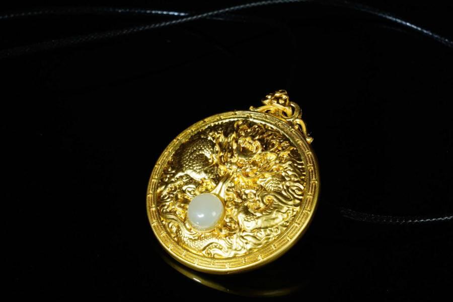 上海都达杂项专场八（全场包邮）   天然镀金祥龙吐珠嵌和田玉蛋面挂件 附鉴定证书87-49