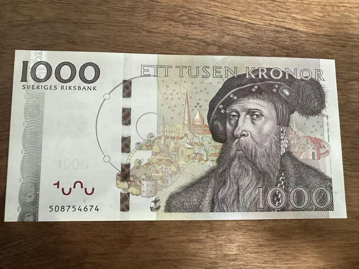 徐霞客拍卖首拍 	瑞典	P-67 2005年1000克朗 508754674	unc-	 票面人物是16世纪瑞典商人、探险家奥洛夫·范·达耶（Olof von Dalin），他是瑞典海外贸易与殖民探索的代表人物，背景是中世纪瑞典港口城市的图景，作为瑞典高面值流通纸币，其历史人物设计与精细印刷工艺使其兼具实用价值与收藏属性。		