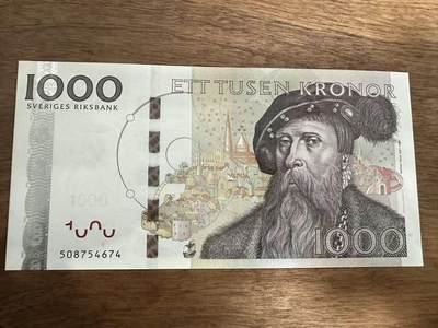 徐霞客拍卖首拍 - 	瑞典	P-67 2005年1000克朗 508754674	unc-	 票面人物是16世纪瑞典商人、探险家奥洛夫·范·达耶（Olof von Dalin），他是瑞典海外贸易与殖民探索的代表人物，背景是中世纪瑞典港口城市的图景，作为瑞典高面值流通纸币，其历史人物设计与精细印刷工艺使其兼具实用价值与收藏属性。		