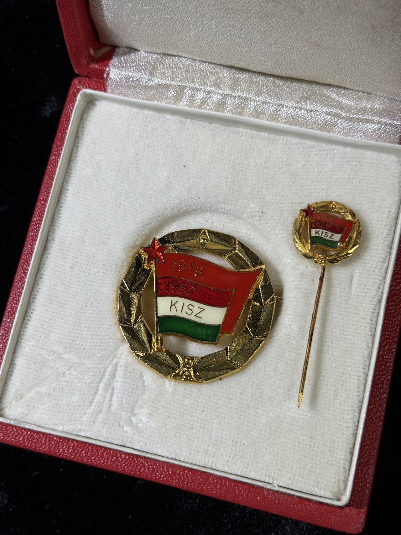 戎马世界章牌大赏第110期 匈牙利共青团优秀证章