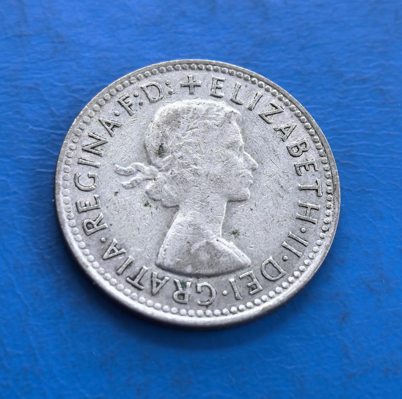 外国优质老铜币高银银币，周六九点倒数截拍，满百包邮，持续收拍 澳大利亚1961年1先令银币，正面为伊丽莎白二世女王侧面像，铭文彰显其君主身份；背面是澳洲原住民风格的蛇形图腾，搭配星纹与纪年，兼具英国王室印记与本土文化特色，是澳大利亚货币体系转型前的经典币种。