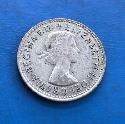 外国优质老铜币高银银币，周六九点倒数截拍，满百包邮，持续收拍 - 澳大利亚1961年1先令银币，正面为伊丽莎白二世女王侧面像，铭文彰显其君主身份；背面是澳洲原住民风格的蛇形图腾，搭配星纹与纪年，兼具英国王室印记与本土文化特色，是澳大利亚货币体系转型前的经典币种。