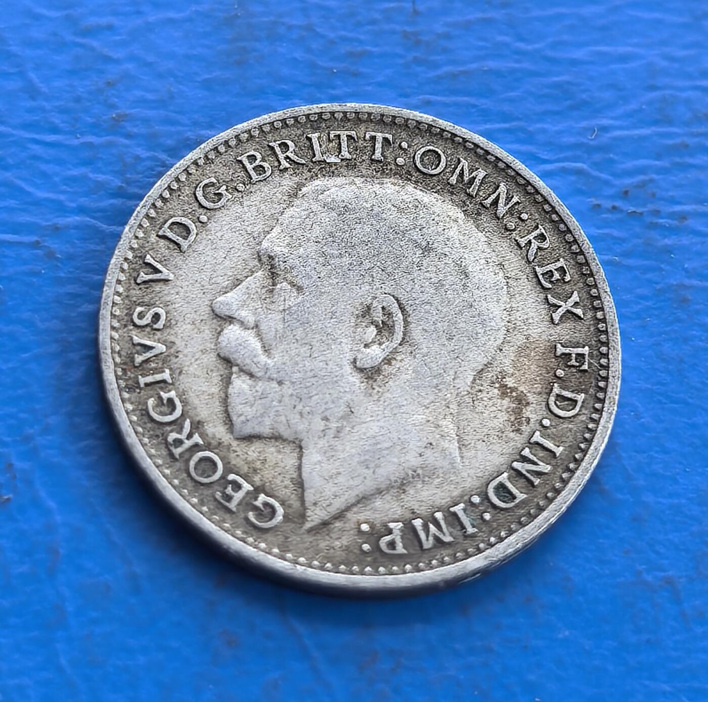 外国优质老铜币高银银币，周六九点倒数截拍，满百包邮，持续收拍 英国1921 年 3 便士银币，正面乔治五世头像雕刻传神，铭文环绕规整；背面皇冠衬数字 3，月桂枝对称环绕，年份清晰，纹饰精致典雅，银质包浆温润，尽显英伦钱币的庄重工艺与经典美学。