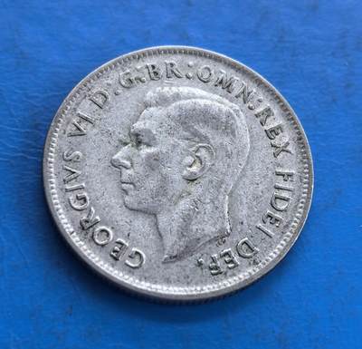 外国优质老铜币高银银币，周六九点倒数截拍，满百包邮，持续收拍 - 澳大利亚1951年2先令银币，正面为乔治六世国王侧面像，铭文彰显其君主身份；背面是澳大利亚国徽，袋鼠与鸸鹋守护盾形纹章，搭配皇冠与纪年，兼具英国王室印记与澳大利亚国家象征，是战后英联邦货币的典型代表。