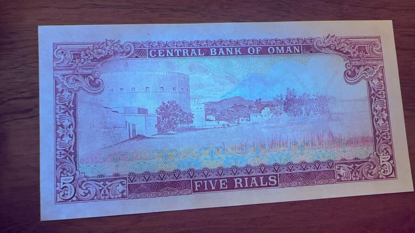 徐霞客拍卖首拍 阿曼	P-18a 1977年5里亚尔 A/4 004880	unc-	阿曼苏丹国5里亚尔纸币 正面以阿拉伯书法标注面额，配阿曼国徽核心双剑纹章，彰显王室权威与伊斯兰属性。 发行于阿曼现代化建设初期，见证该国从传统经济向油气经济转型。 背面为清真寺图案，呼应伊斯兰宗教核心地位。 币面融合阿拉伯书法艺术与伊斯兰纹样设计，采用红、蓝、金三色套印工艺。		