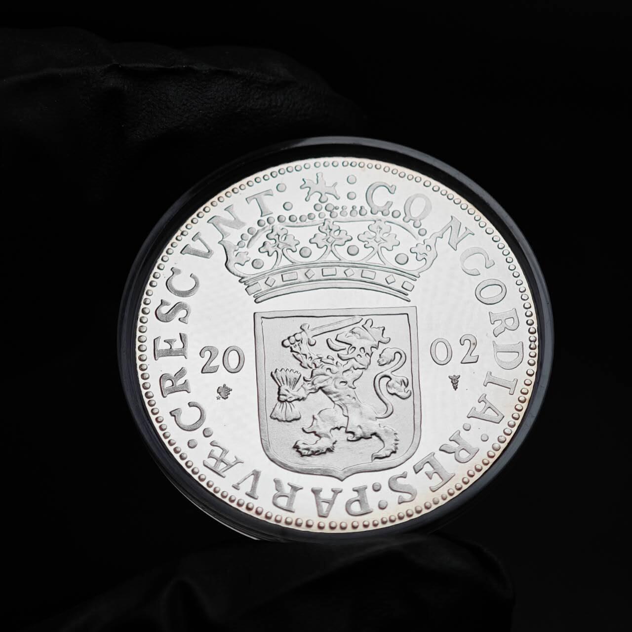 金瓯小拍第三期 古今币章 银价专场 荷兰泽兰省精制银章2002年 28.3克 带盒证