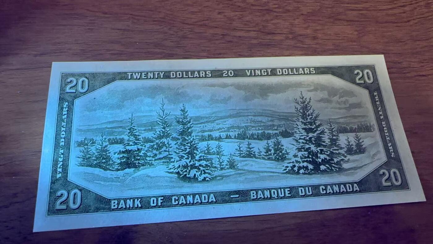 徐霞客拍卖首拍 加拿大	P-70b 1954年20法郎 魔鬼脸		E/E 0792776	加拿大银行1954年版20元纸币，因女王头发暗纹形似“魔鬼脸”成收藏热点。正面伊丽莎白二世像配英法双语面额，属“加拿大风景”系列，见证战后加国货币体系发展。采用雕刻凹印、双色套印及肖像水印防伪，背面景观尽显本土自然特色。			