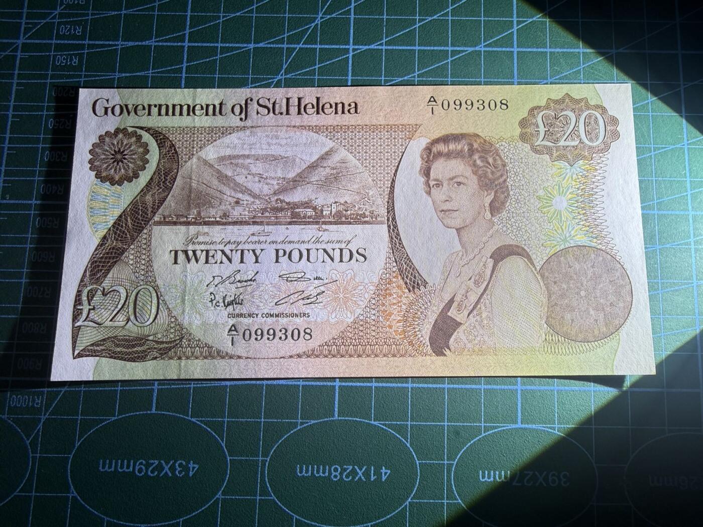 【炜奕收藏】，第五十八期，英属第三场 1986年圣赫勒拿20镑，UNC品相，号码无47尾8