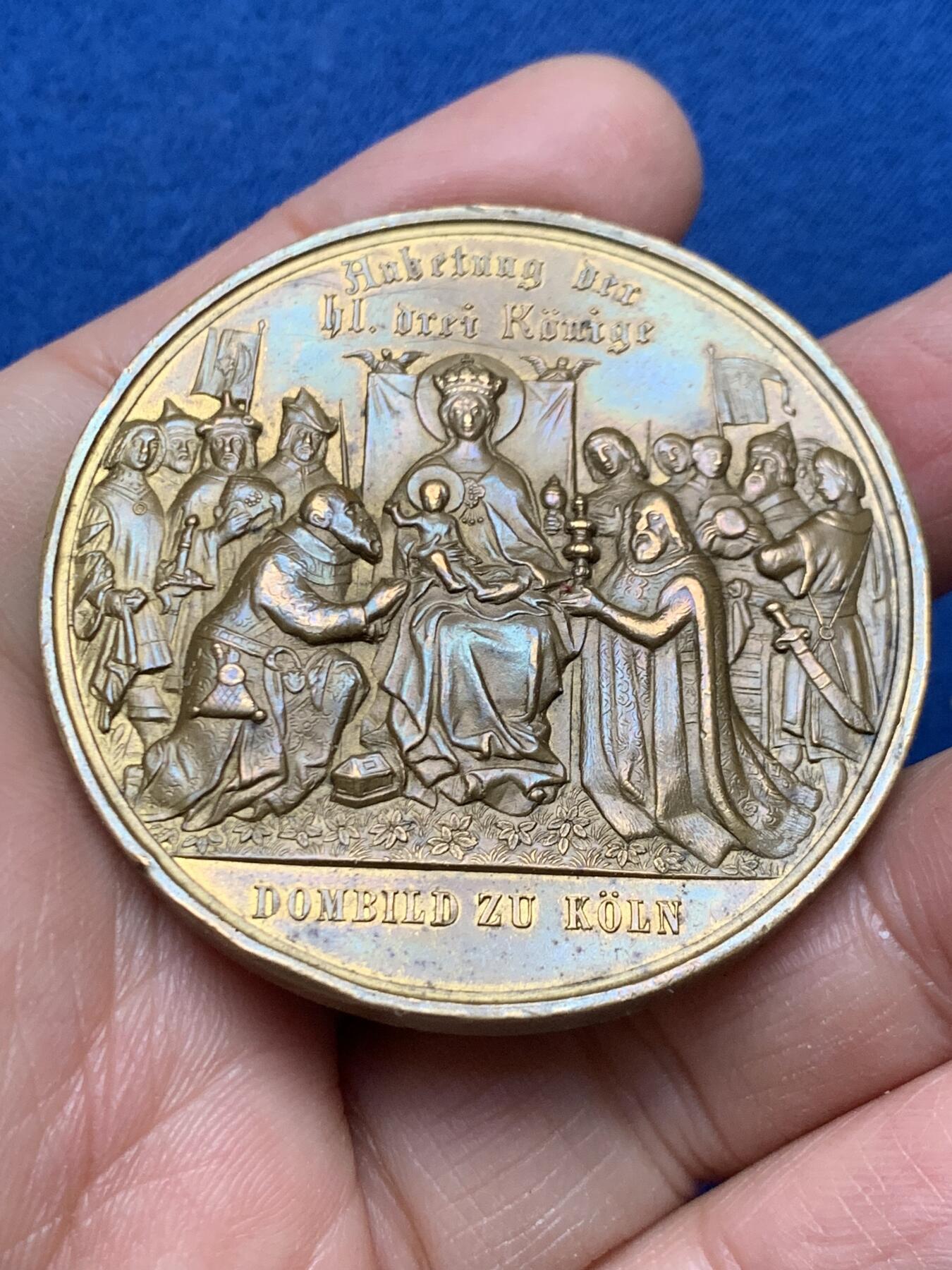 《竞宝斋》第462场 周日，周一，2场连拍 （全场包邮）欢迎送拍 1880年德国科隆大教堂建成纪念大铜章。双面高浮雕，稀有品种，正面:克隆大教堂建筑景观，刻画极其精美，背面:东方三博士朝圣，庆祝耶稣降生，著名的宗教场景。达芬奇，波提切利画作。直径：50.5mm，重：57.7g。