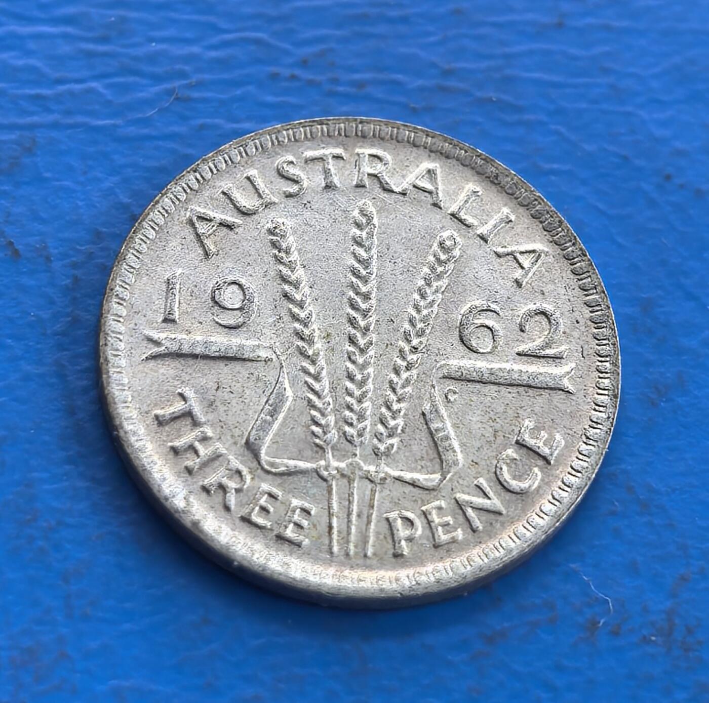 外国优质老铜币高银银币，周六九点倒数截拍，满百包邮，持续收拍 澳大利亚1962 年 3 便士银币，正面伊丽莎白二世头像雕刻细腻，铭文环绕规整；背面三束麦穗配丝带，国名、面值、年份清晰排布，麦穗纹饰简洁清新，银质温润，兼具英伦风格与澳洲农业特色，工艺精致。