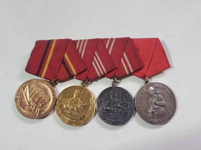 韵星假日拍卖第三十八期 -- Rimey Holidays Auction 38 - 民主德国工战队4R高级联排 -- 带有工战队二十年奖章，非常稀少 颁发给资深成员 金级工战队功绩 金银级工战队服务 品相很好