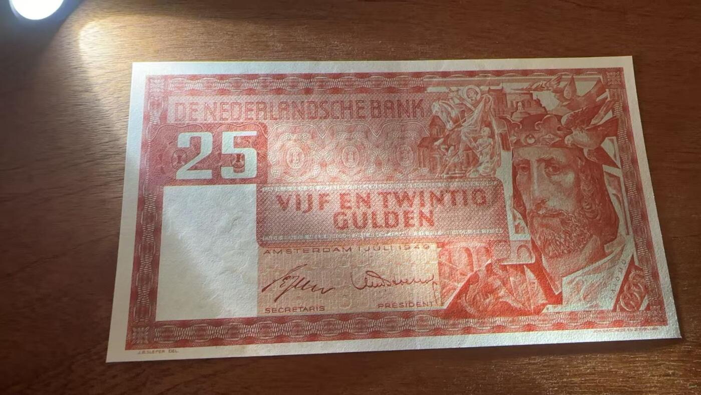 徐霞客拍卖首拍 荷兰	P-84 1949年25盾	AU+ 3CR033070 纸币正面的男性形象是荷兰“航海精神”的象征，代表着荷兰17世纪“黄金时代”的航海与贸易辉煌。承载着荷兰民众在战后艰难岁月里的希望与韧性，是一代人的集体记忆，这种历史情感赋予了纸币超越货币本身的收藏意义，这版1949年25盾是荷兰盾收藏序列中的“开门品种”，对资深藏家具有极高的吸引力。				