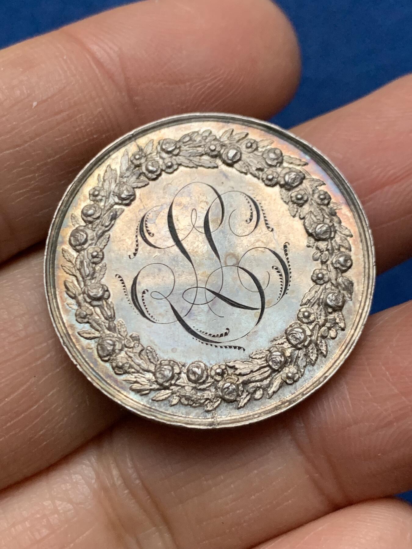 《竞宝斋》第462场 周日，周一，2场连拍 （全场包邮）欢迎送拍 法国1866年结婚纪念银章，30.2mm，11.8克，蜜蜂边铭，五彩包浆。