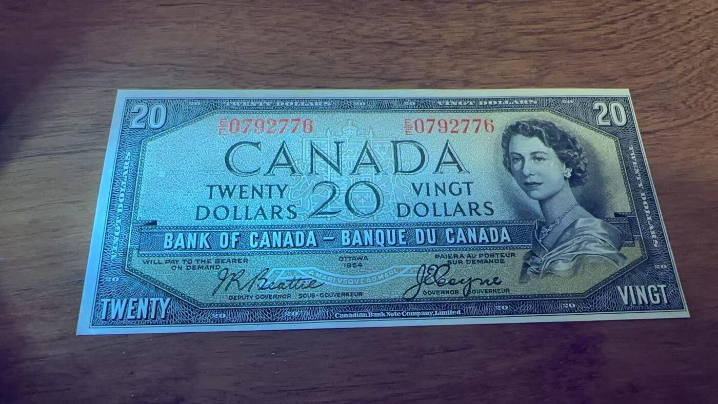 徐霞客拍卖首拍 加拿大	P-70b 1954年20法郎 魔鬼脸		E/E 0792776	加拿大银行1954年版20元纸币，因女王头发暗纹形似“魔鬼脸”成收藏热点。正面伊丽莎白二世像配英法双语面额，属“加拿大风景”系列，见证战后加国货币体系发展。采用雕刻凹印、双色套印及肖像水印防伪，背面景观尽显本土自然特色。			