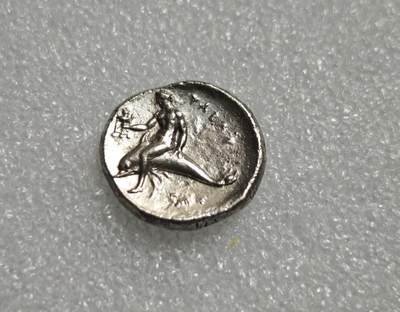 瓶子🏺第227期拍卖会 -  古希腊时期卡拉布里亚地区（大希腊）塔兰托（Tarent）铸造的迪德拉克马银币，铸造时间大约在公元前390年至380年  钱币的正面图案为一名青年骑在马上  背面图案为塔兰托的守护神塔拉斯（Taras）骑在海豚上 好品版本稀少  塔拉斯手持圣器三足祭坛 