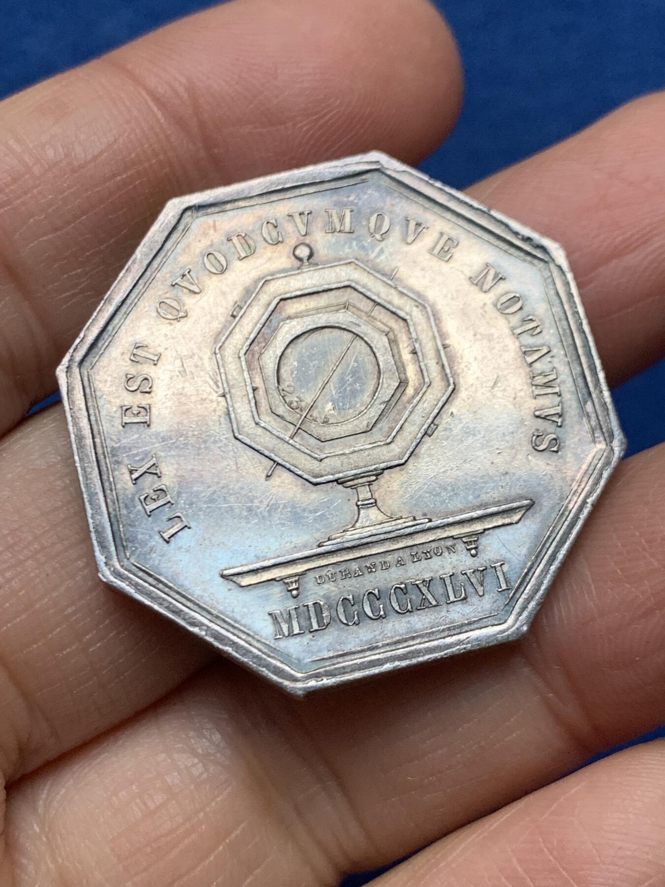 《竞宝斋》第462场 周日，周一，2场连拍 （全场包邮）欢迎送拍 法国公证处八角银代币 17.7克 34mm 丰饶角银标 正面地球仪