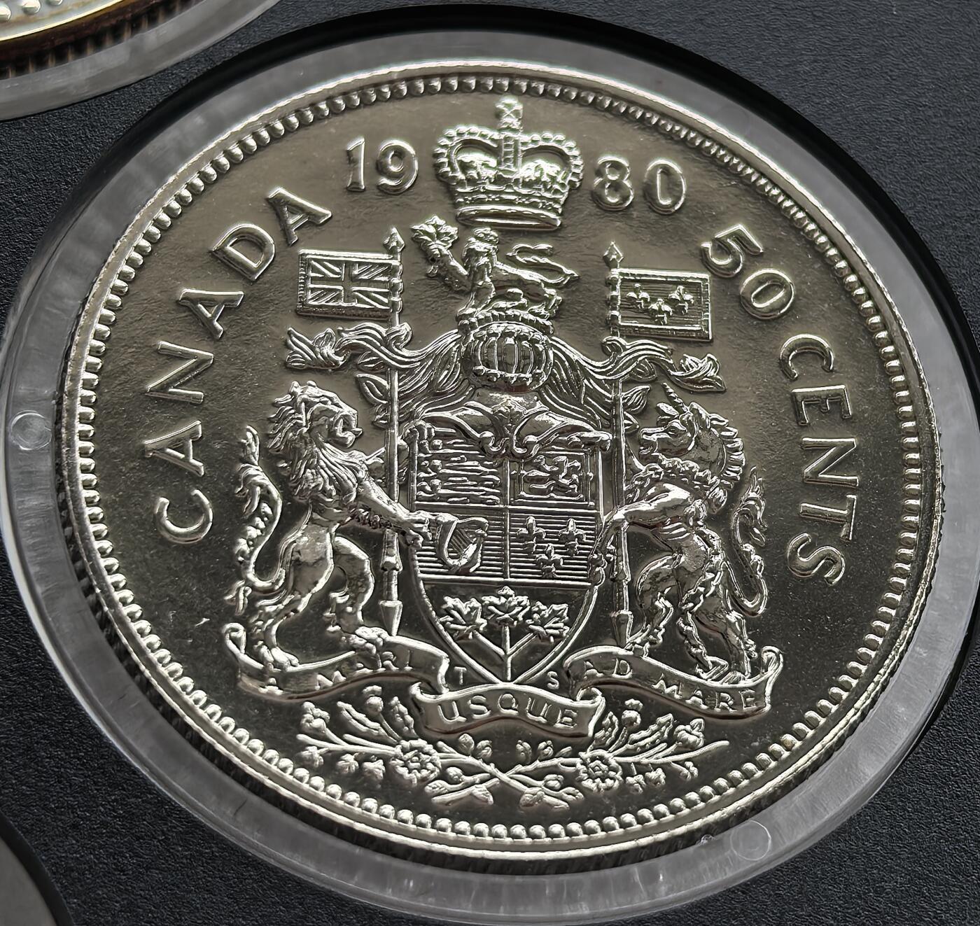外国优质老铜币高银银币，周六九点倒数截拍，满百包邮，持续收拍 精制1980年加拿大 50 分币，正面为伊丽莎白二世头像，背面饰加拿大国徽，设计庄重典雅。光泽温润，品相完好，国徽细节精致，是加拿大辅币经典款，属英联邦货币收藏精品，兼具历史与收藏价值。
