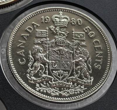 外国优质老铜币高银银币，周六九点倒数截拍，满百包邮，持续收拍 - 精制1980年加拿大 50 分币，正面为伊丽莎白二世头像，背面饰加拿大国徽，设计庄重典雅。光泽温润，品相完好，国徽细节精致，是加拿大辅币经典款，属英联邦货币收藏精品，兼具历史与收藏价值。
