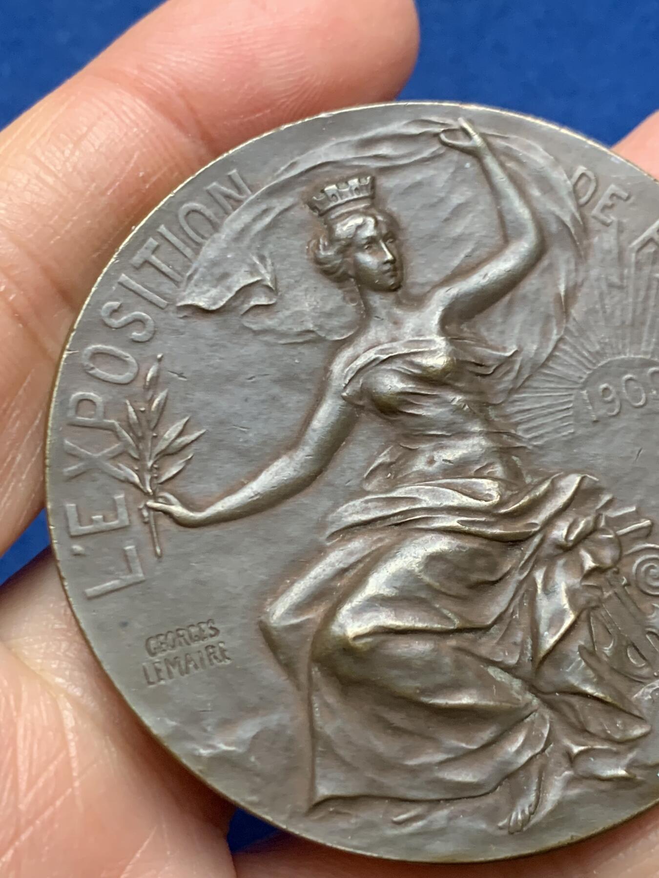 《竞宝斋》第462场 周日，周一，2场连拍 （全场包邮）欢迎送拍 法国1900年巴黎世博会铜章，经典女神款，丰饶角铜标。65.2克，53.6mm