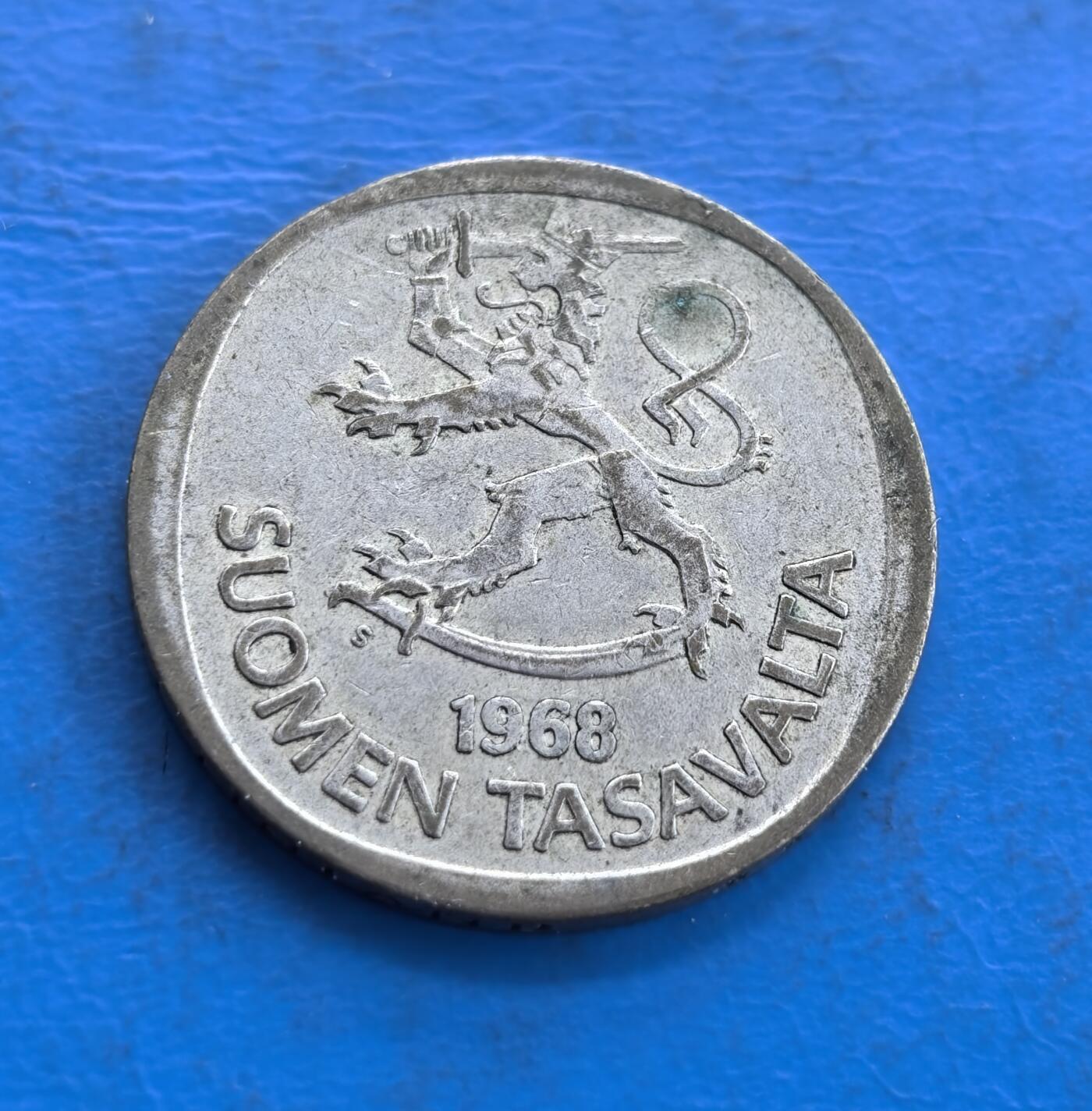 外国优质老铜币高银银币，周六九点倒数截拍，满百包邮，持续收拍 芬兰1968年1马克银币，两侧装饰着雪花状花纹，风格简洁现代；背面是芬兰国徽的持狮图案，兼具北欧设计美感与国家象征意义。