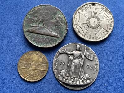 《竞宝斋》第462场 周日，周一，2场连拍 （全场包邮）欢迎送拍 - 四枚一组 法国古典章牌 86.4克 27-41mm