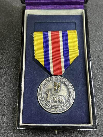 西秦中古拍卖第七十四期 - 不忘历史 抗战收藏 伪蒙古联合自治政府肇建功劳章 银制 带原盒