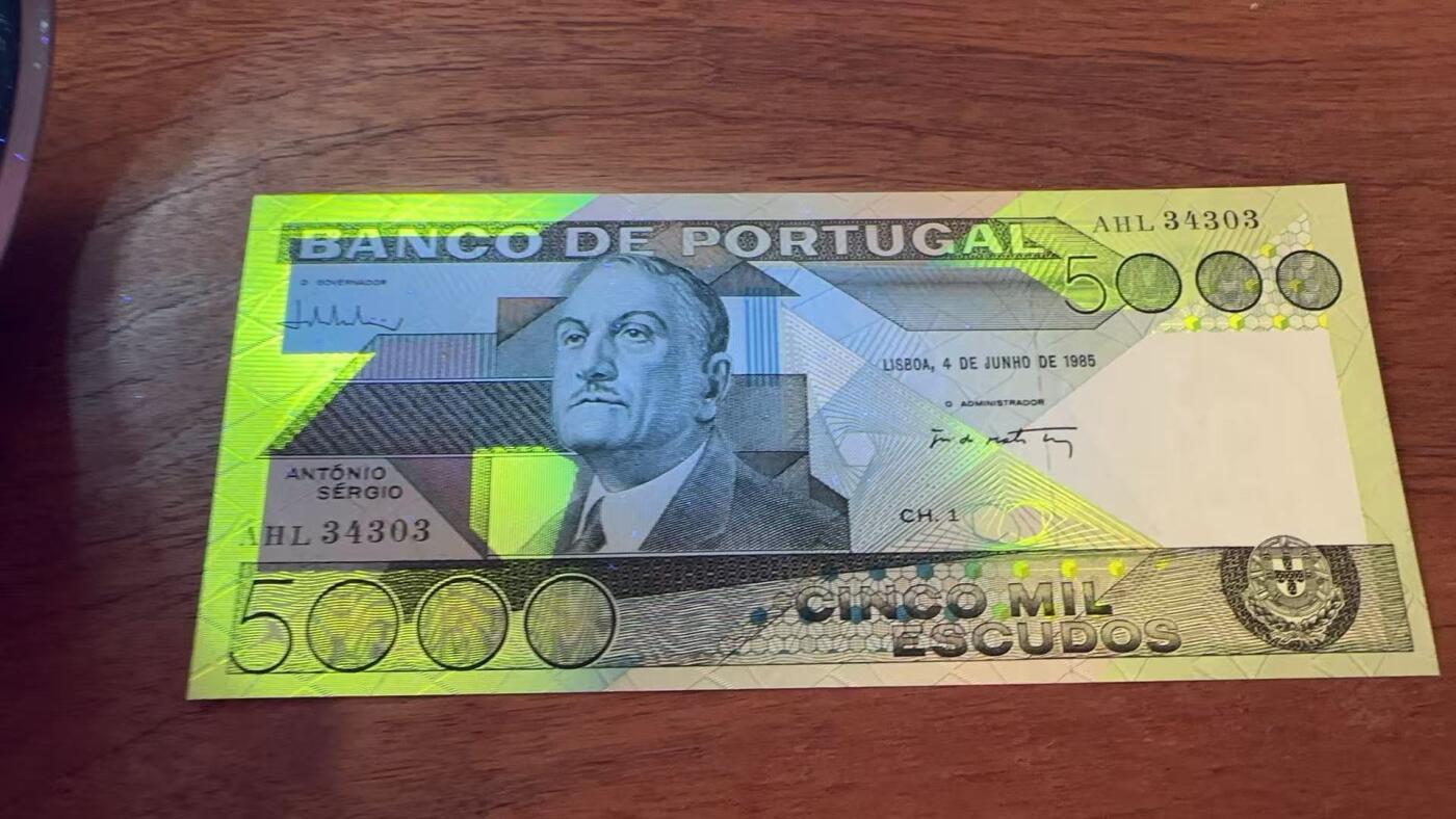 徐霞客拍卖首拍 	葡萄牙	P-182d 1985年5000埃斯库多	UNC- AHL34303	纸币首次采用几何抽象主义风格的流通货币，币面人物并非政治领袖或军事英雄，而是以思想影响社会的哲学家与社会学家安东尼奥·塞尔吉奥。他主张通过文化启蒙推动葡萄牙现代化转型，这种选择在欧洲纸币中极为罕见，体现了葡萄牙对人文精神的极致推崇，也让这张纸币成为“思想的载体”而非单纯的流通工具。 			