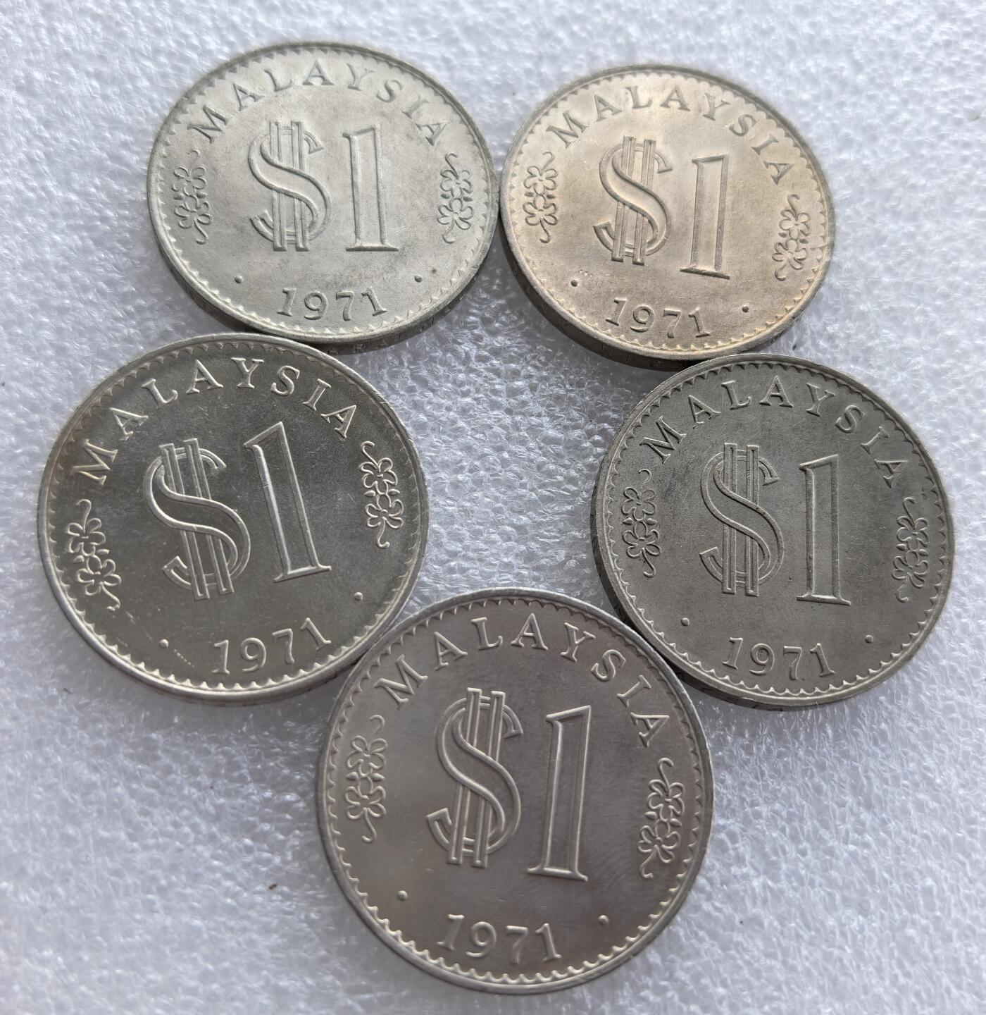 外国优质老铜币高银银币，周六九点倒数截拍，满百包邮，持续收拍 马来西亚1971年1 林吉特5枚，正面铸国名 “MALAYSIA”、面值与年份，背面刻画马来西亚国会大厦及星芒纹饰，属马来西亚独立后早期流通辅币，是东南亚钱币收藏的经典品种。