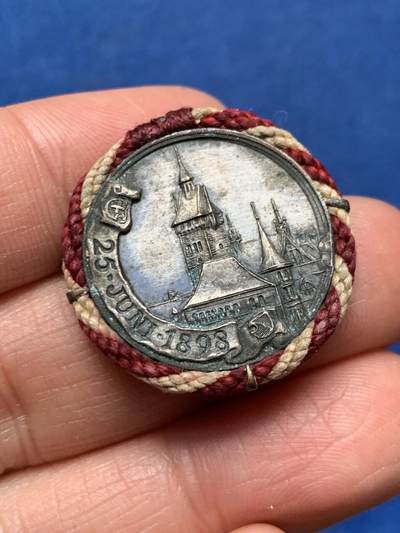 《竞宝斋》第462场 周日，周一，2场连拍 （全场包邮）欢迎送拍 - 德国汉堡市建城700周年纪念章 中央雕刻的是汉堡市的标志性建筑-圣尼古拉教堂，这座教堂曾是世界上最高的建筑之一，如今虽已毁于二战，但其钟楼仍作为战争纪念碑保留至今。8.9克 27.7mm