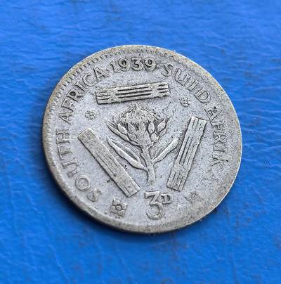 外国优质老铜币高银银币，周六九点倒数截拍，满百包邮，持续收拍 - 南非1939 年 3 便士银币，正面乔治六世头像雕刻细腻传神，帝国铭文环绕排布规整；背面帝王花居中，英、南非双语国名与 3D 面值搭配，本土花卉元素鲜明，银质包浆温润，兼具英伦风格与南非地域特色，工艺精致。