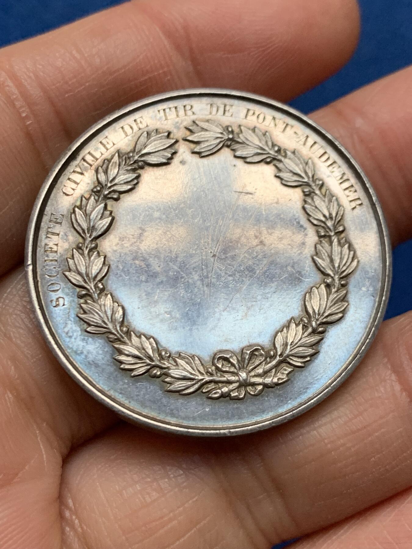 《竞宝斋》第462场 周日，周一，2场连拍 （全场包邮）欢迎送拍 法国奥德梅尔民间射击银质纪念章 原版 罕见 烟斗银标 21.7克 36mm