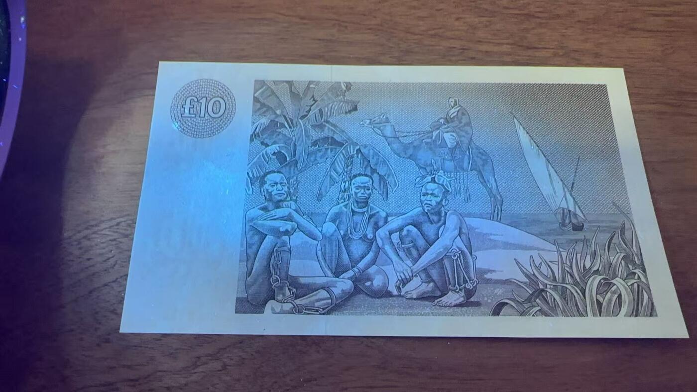 徐霞客拍卖首拍 苏格兰/克莱斯勒戴尔银行	P-213a 1982年10镑		D/ER 091459	unc-	纸币是苏格兰私人发钞行的独有品种，它是唯一以探险家大卫·利文斯通为币面人物的苏格兰纸币，以此致敬其非洲探险与反奴隶贸易的贡献。它保留着“承诺按需兑换”的古老表述，这是苏格兰私人银行券独有的金融遗产，搭配专属编号系统，是苏格兰开拓精神与金融传统的双重见证		