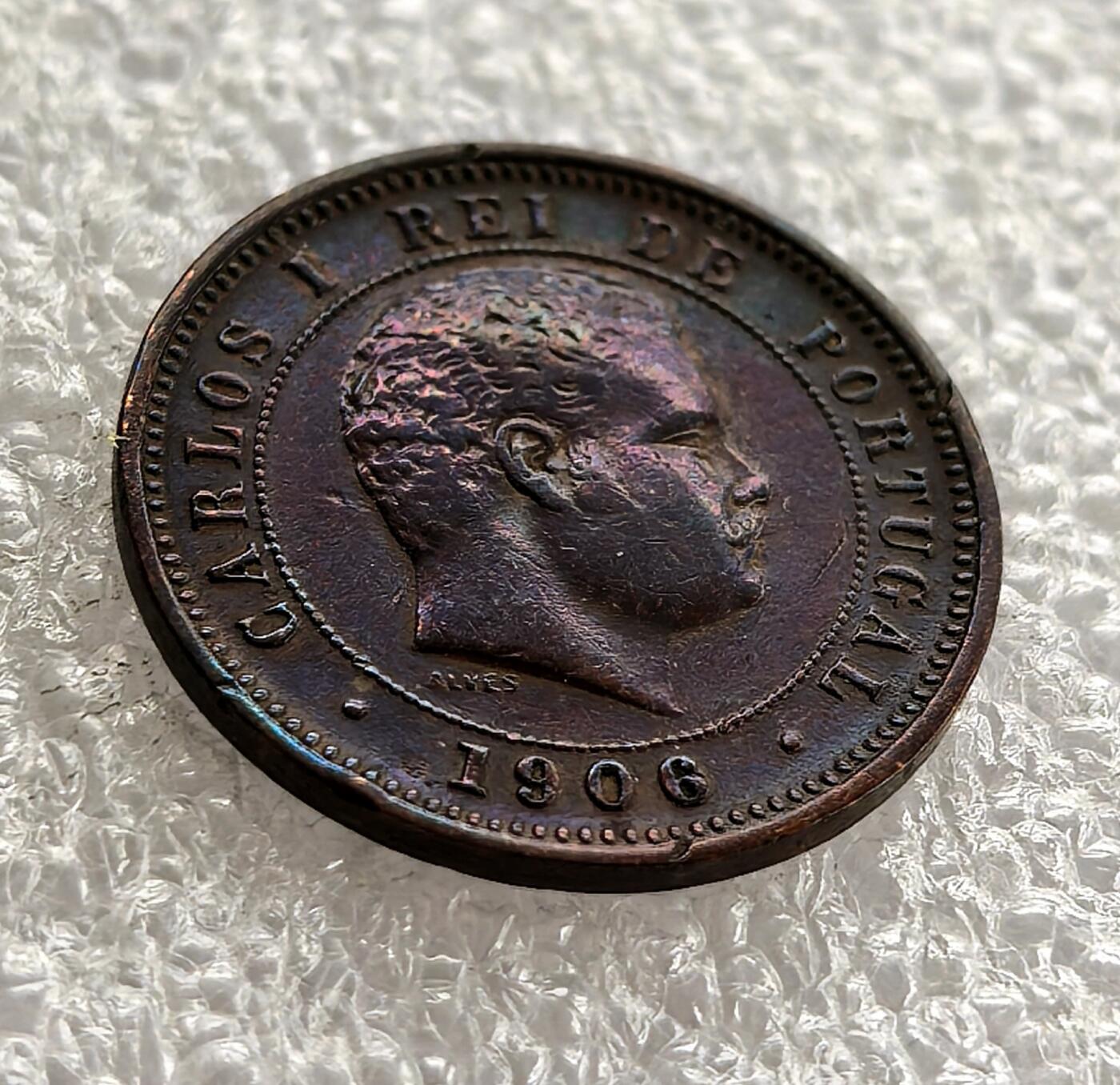 外国优质老铜币高银银币，周六九点倒数截拍，满百包邮，持续收拍 葡萄牙1906 年卡洛斯一世 5 瑞斯铜币，正面铸国王头像与国名，背面麦穗环绕面值，设计典雅。百年铜质包浆醇厚，带自然彩光，品相完整，是葡萄牙君主制末期货币精品，历史与收藏价值突出。