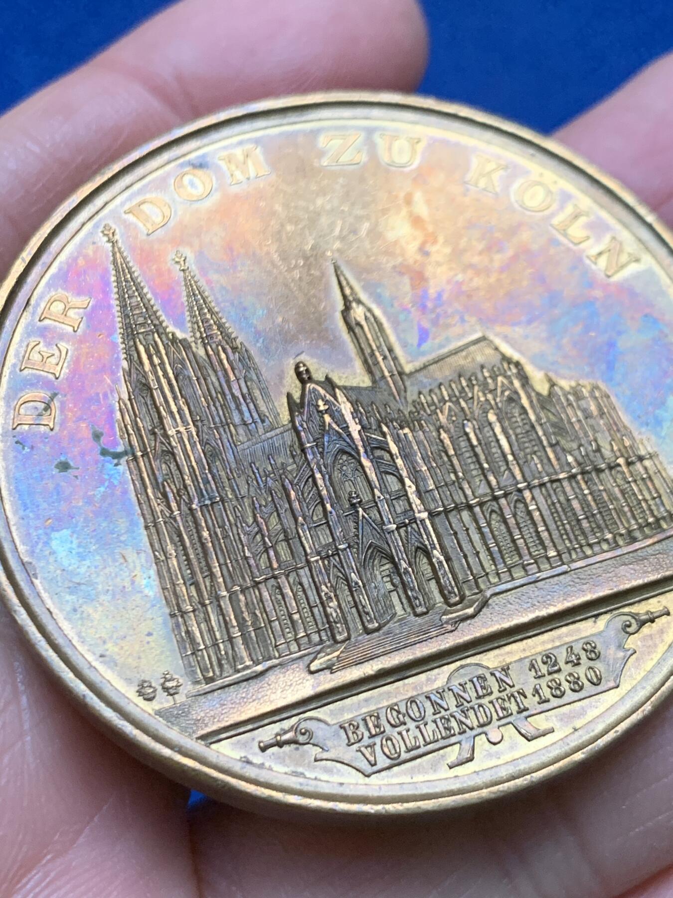 《竞宝斋》第462场 周日，周一，2场连拍 （全场包邮）欢迎送拍 1880年德国科隆大教堂建成纪念大铜章。双面高浮雕，稀有品种，正面:克隆大教堂建筑景观，刻画极其精美，背面:东方三博士朝圣，庆祝耶稣降生，著名的宗教场景。达芬奇，波提切利画作。直径：50.5mm，重：57.7g。